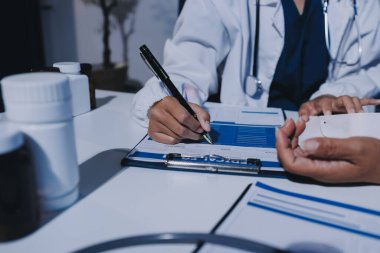 Hemşire masada yaşlı kadının kan basıncını ölçtü, yakın çekim. Üst düzey nesillere yardımcı olmak