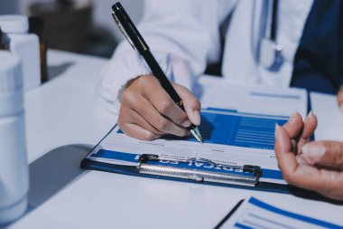 Hemşire masada yaşlı kadının kan basıncını ölçtü, yakın çekim. Üst düzey nesillere yardımcı olmak