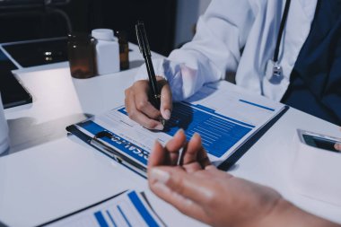 Hemşire masada yaşlı kadının kan basıncını ölçtü, yakın çekim. Üst düzey nesillere yardımcı olmak