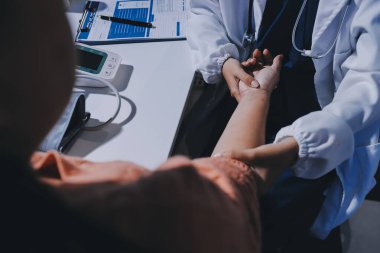 Hastanede Ortopedi uzmanı muayene hasta