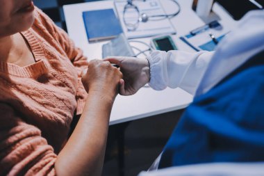 Hastanede Ortopedi uzmanı muayene hasta