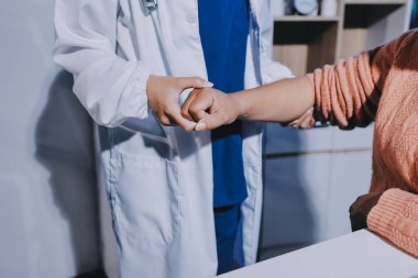 Hastanede Ortopedi uzmanı muayene hasta