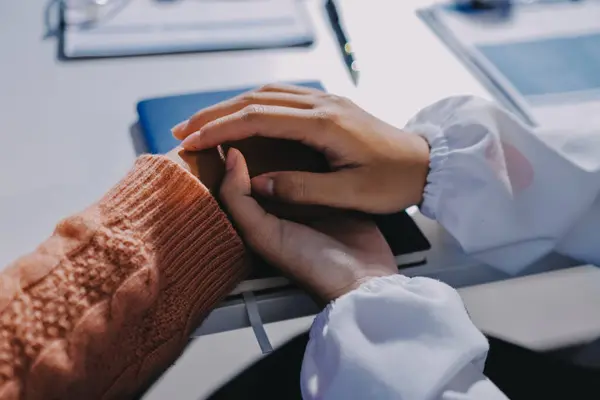 Asyalı kadın elleri yaşlı kadın ellerine dokunuyor hastanede yaşlılara yardım eden eller.