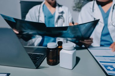 Erkek ve kadın doktorlar bir hastane odasında toplantı yapıyorlar..