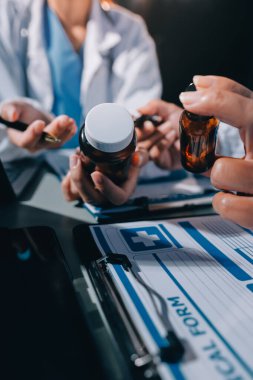 Erkek ve kadın doktorlar bir hastane odasında toplantı yapıyorlar..