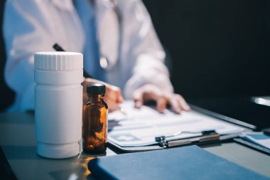 Erkek ve kadın doktorlar bir hastane odasında toplantı yapıyorlar..