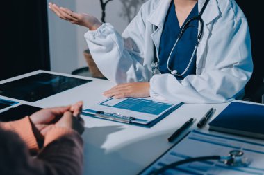 Uzman doktor bir hastaya ilaç götürmeyi açıklıyor. Sağlık ve İlaç danışmanlığı.