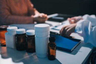 Uzman doktor bir hastaya ilaç götürmeyi açıklıyor. Sağlık ve İlaç danışmanlığı.