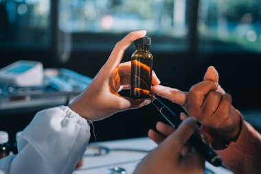 Uzman doktor bir hastaya ilaç götürmeyi açıklıyor. Sağlık ve İlaç danışmanlığı.