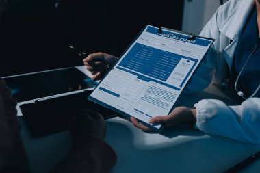 Uzman doktor bir hastaya ilaç götürmeyi açıklıyor. Sağlık ve İlaç danışmanlığı.