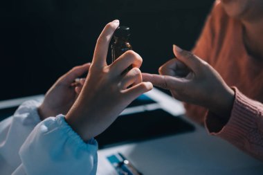 Uzman doktor bir hastaya ilaç götürmeyi açıklıyor. Sağlık ve İlaç danışmanlığı.