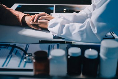 Asyalı kadın elleri yaşlı kadın ellerine dokunuyor hastanede yaşlılara yardım eden eller.