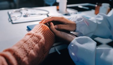 Asyalı kadın elleri yaşlı kadın ellerine dokunuyor hastanede yaşlılara yardım eden eller.