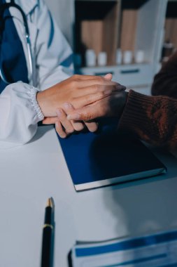 Asyalı kadın elleri yaşlı kadın ellerine dokunuyor hastanede yaşlılara yardım eden eller.