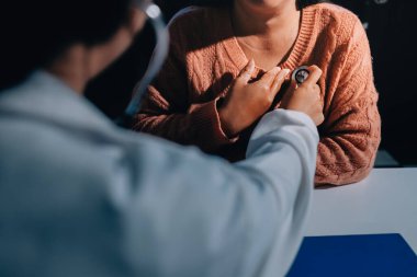 Doktor, hastanın kalp ritminin anormal mi yoksa normal mi olduğunu analiz etmek ve anlamak için kalbini inceler ve ilave tedavi için hastadan sonuçlar alır..