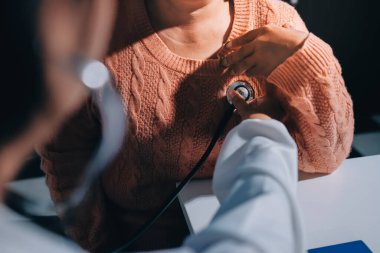 Doktor, hastanın kalp ritminin anormal mi yoksa normal mi olduğunu analiz etmek ve anlamak için kalbini inceler ve ilave tedavi için hastadan sonuçlar alır..