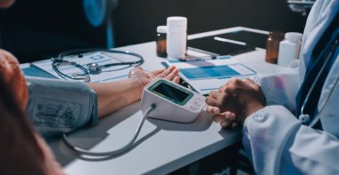 Hemşire masada yaşlı kadının kan basıncını ölçtü, yakın çekim. Üst düzey nesillere yardımcı olmak