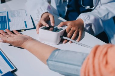 Hemşire masada yaşlı kadının kan basıncını ölçtü, yakın çekim. Üst düzey nesillere yardımcı olmak