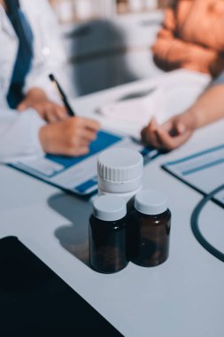 Hemşire masada yaşlı kadının kan basıncını ölçtü, yakın çekim. Üst düzey nesillere yardımcı olmak