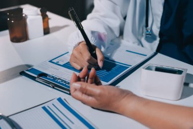 Hemşire masada yaşlı kadının kan basıncını ölçtü, yakın çekim. Üst düzey nesillere yardımcı olmak
