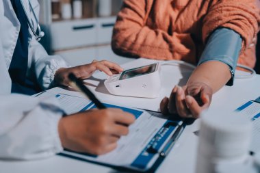 Hemşire masada yaşlı kadının kan basıncını ölçtü, yakın çekim. Üst düzey nesillere yardımcı olmak