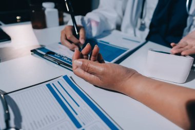 Hemşire masada yaşlı kadının kan basıncını ölçtü, yakın çekim. Üst düzey nesillere yardımcı olmak