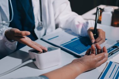 Hemşire masada yaşlı kadının kan basıncını ölçtü, yakın çekim. Üst düzey nesillere yardımcı olmak