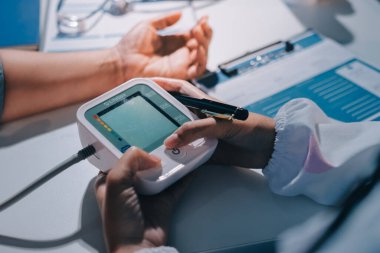 Hemşire masada yaşlı kadının kan basıncını ölçtü, yakın çekim. Üst düzey nesillere yardımcı olmak