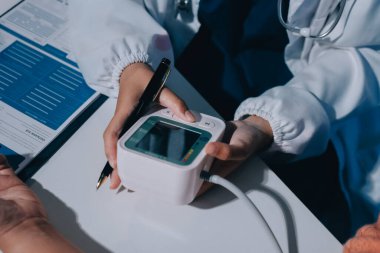 Hemşire masada yaşlı kadının kan basıncını ölçtü, yakın çekim. Üst düzey nesillere yardımcı olmak