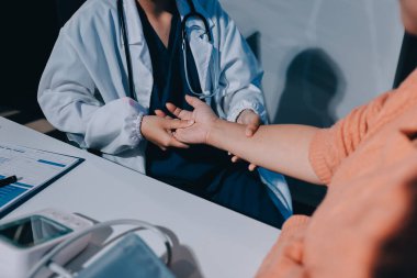 Hastanede Ortopedi uzmanı muayene hasta