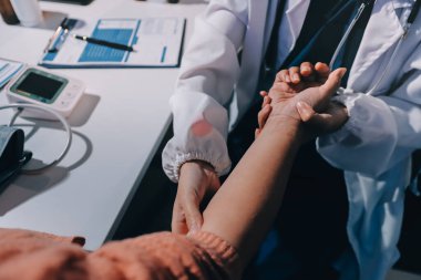 Hastanede Ortopedi uzmanı muayene hasta