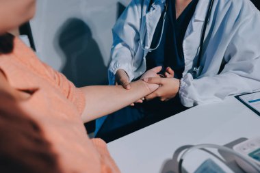 Hastanede Ortopedi uzmanı muayene hasta