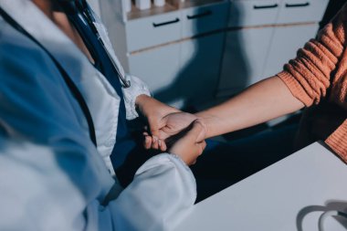 Hastanede Ortopedi uzmanı muayene hasta