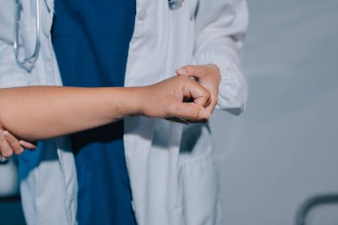 Hastanede Ortopedi uzmanı muayene hasta