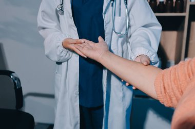 Hastanede Ortopedi uzmanı muayene hasta