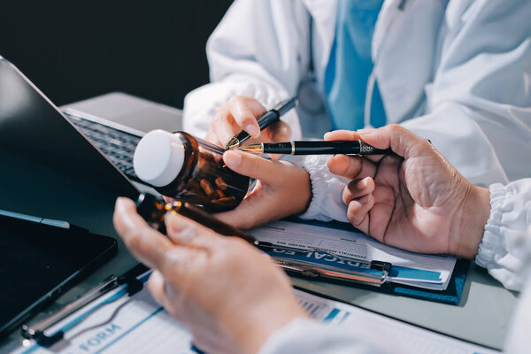 У врачей мужского и женского пола встреча в больничной палате.