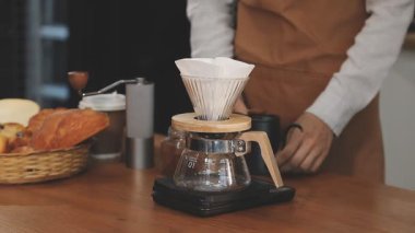 Barista kahve makinesinde taze kahve hazırlıyor..