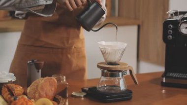 Kahveci kahve makinesinde kahve hazırlıyor.