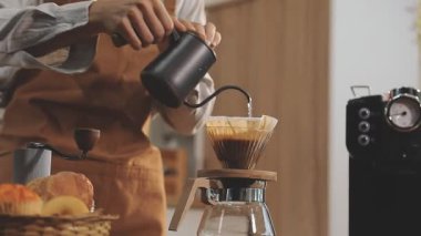 Kahve makinesinde kahve hazırlıyor.