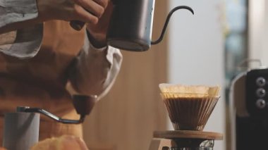 Kahveci, kahveci, orjinal fotoset yapıyor.