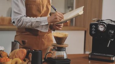 Kahve dükkanında çalışan genç bir barista.