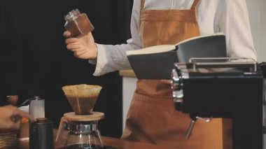 Kafede kahve yapan barista.