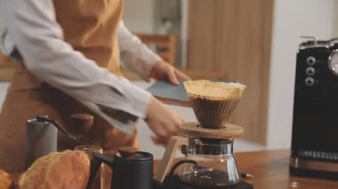 Kafede kahve yapan barista.