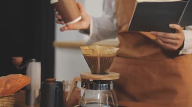 Kahve dükkanında kahve hazırlayan barmen, orijinal fotoset.