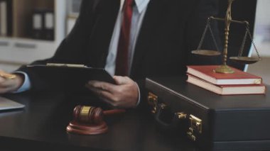 Yargıç Tokmak ve iş yerindeki avukat. Hukuk ve adalet kavramı.