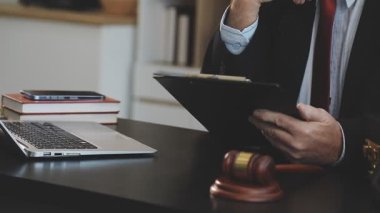 Ofiste çalışan iş adamı