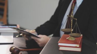 Erkek avukat tokmağın ofisinde çalışıyor.