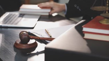 ofiste dizüstü bilgisayar üzerinde çalışan avukat.