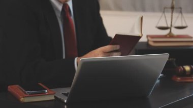 Ofiste çalışan bir avukat. Avukat ofiste oturuyor..