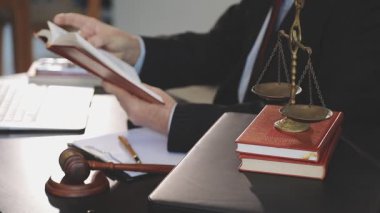 Yargıç Tokmak ve hukuk kitapları masanda.